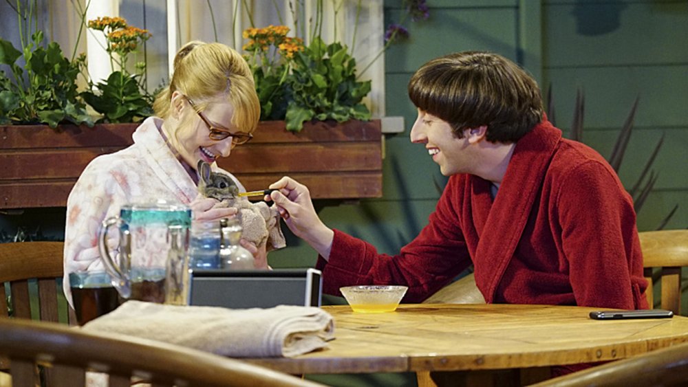 Melissa Rauch and Simon Helberg as Bernadette and Howard on The Big Bang Theory