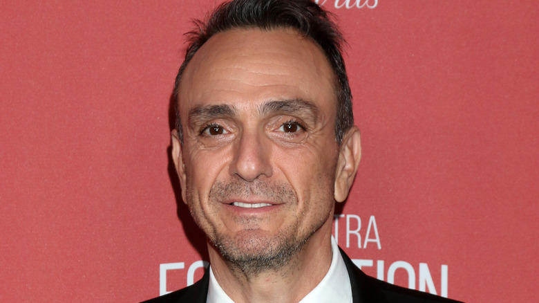 Hank Azaria posing