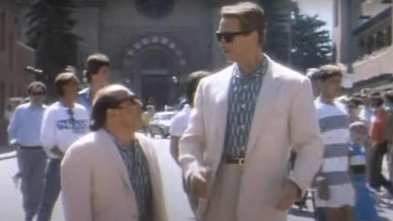 Danny DeVito and Arnold Schwarzenegger in Twins