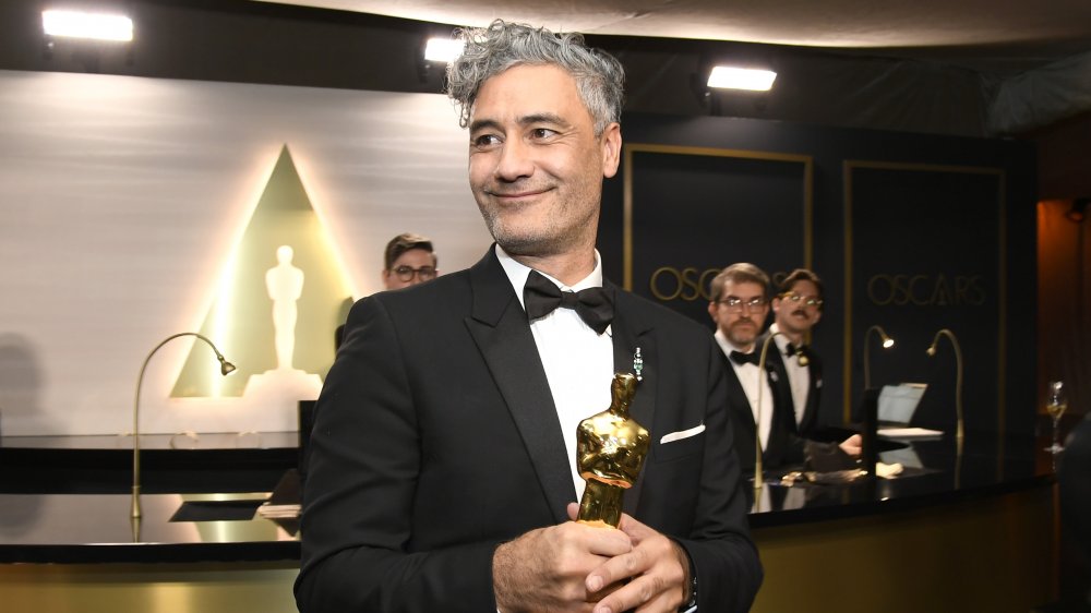 Director Taika Waititi flashing his Oscar bling