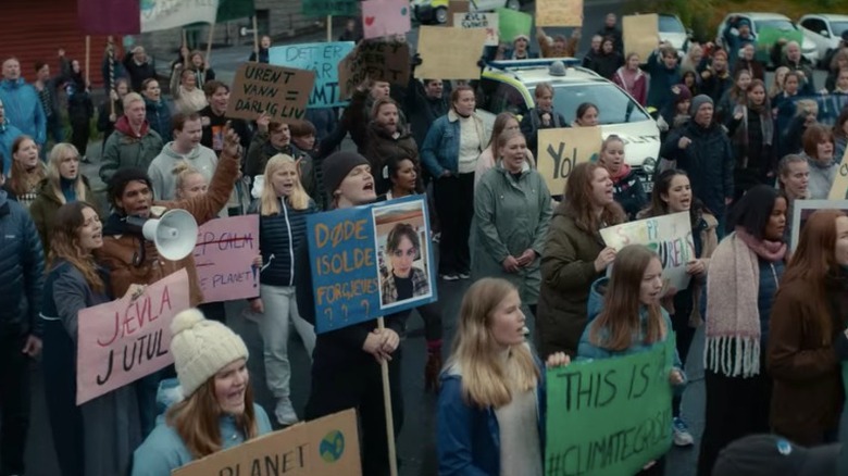 crowd protest in Ragnarok 