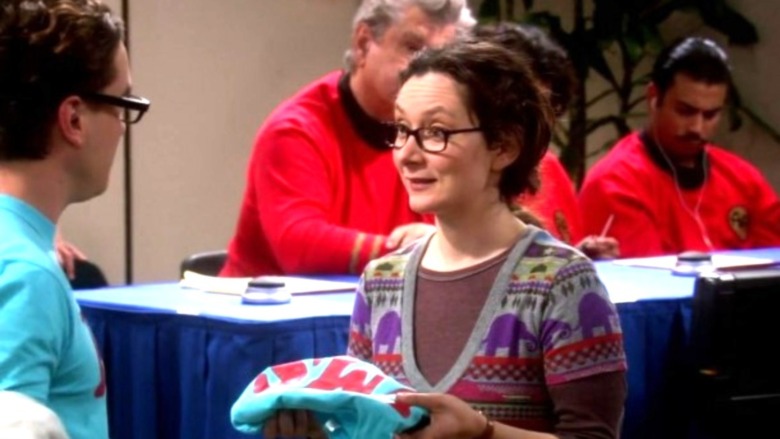 Leslie holds a shirt on The Big Bang Theory