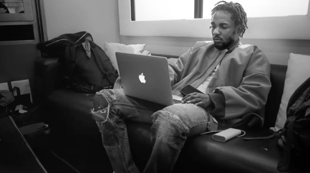 Kendrick Lamar working on a Mac