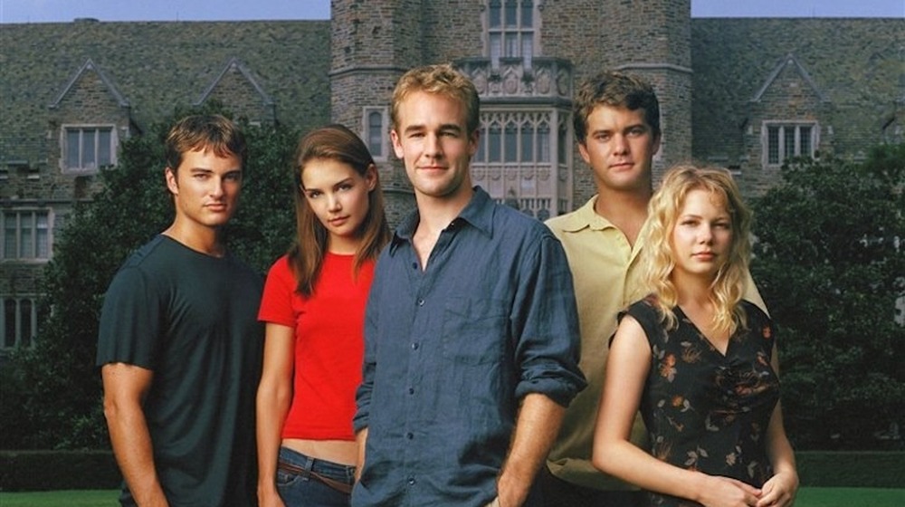 The cast of Dawson's Creek standing in front of a big stone building