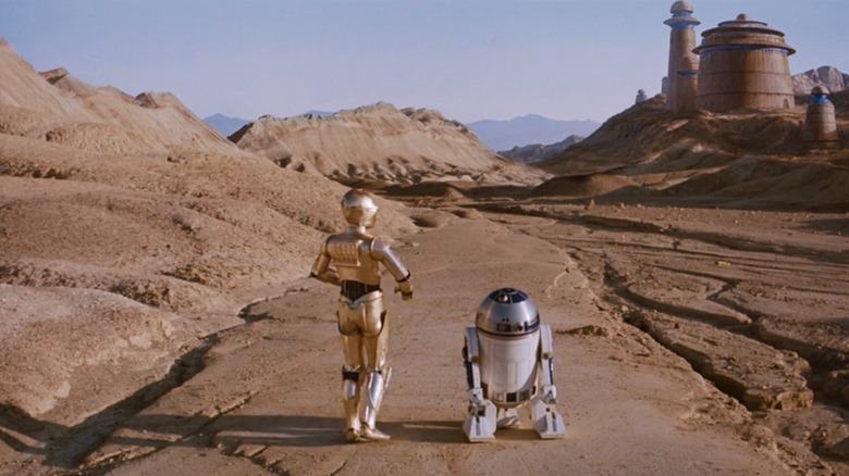 C-3PO and R2-D2 walking to Jabba the Hutt's palace