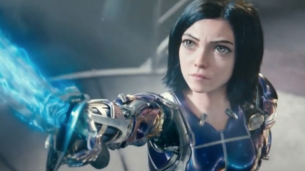 Alita holding the Damascus Blade