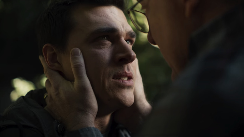 Finn Wittrock Bobby Richter cupping face