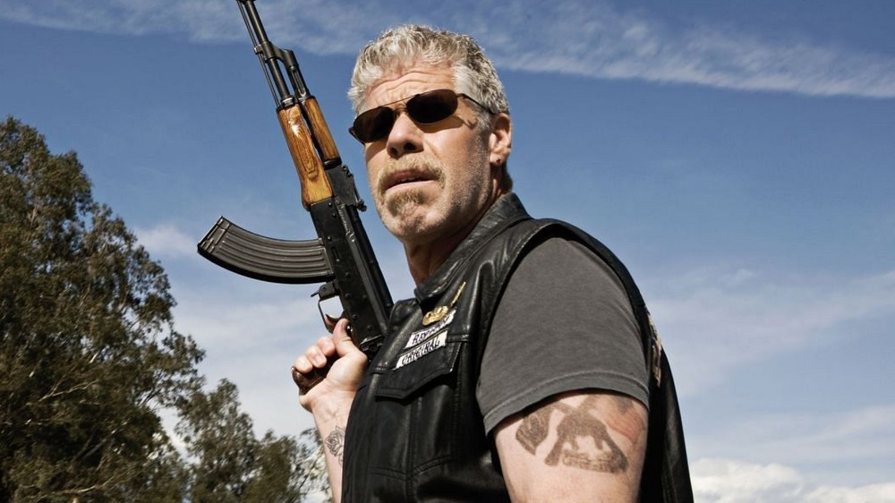 Ron Perlman Clay Morrow rifle sunglasses