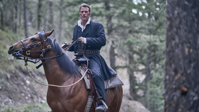 Thomas Jane riding a horse