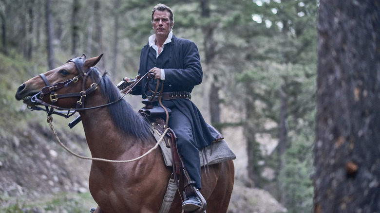 Thomas Jane riding a horse