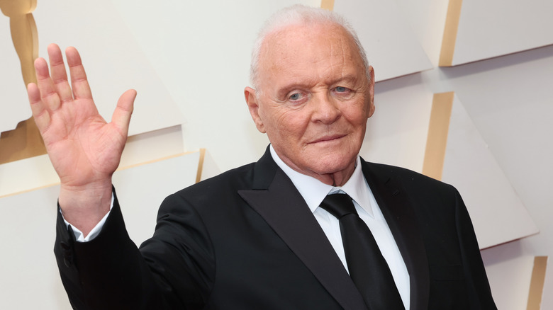 Anthony Hopkins waving 