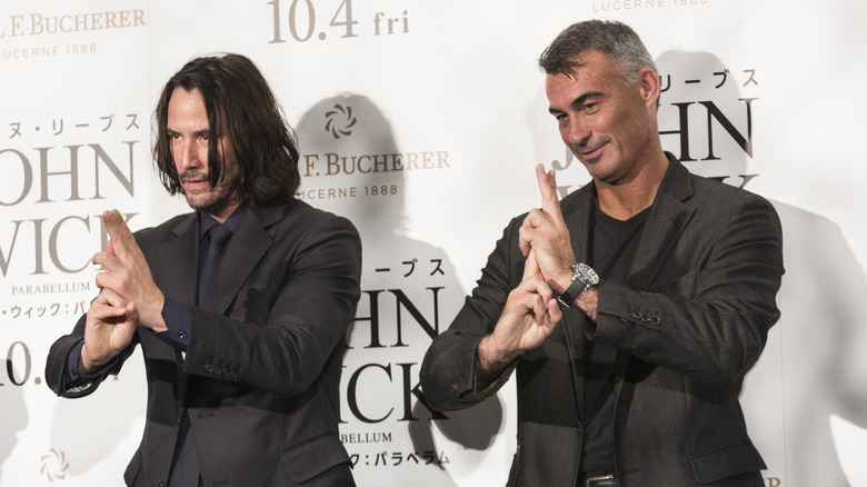 Keanu Reeves and Chad Stahelski posing