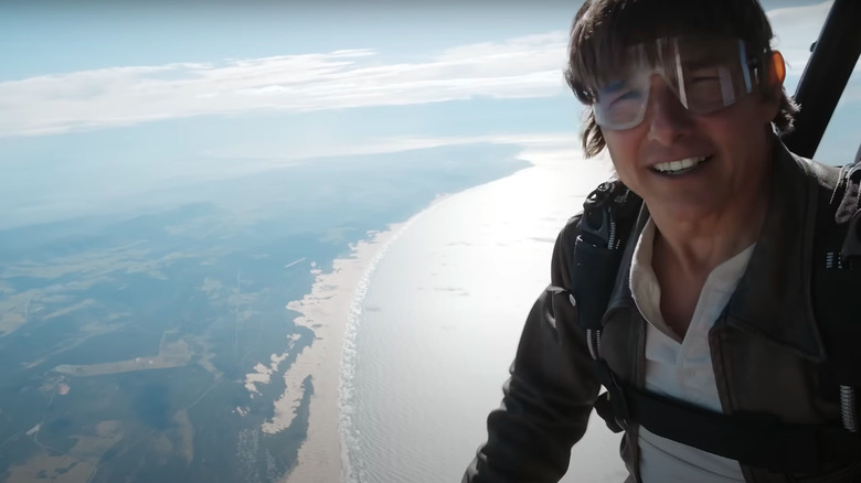 Tom Cruise skydiving