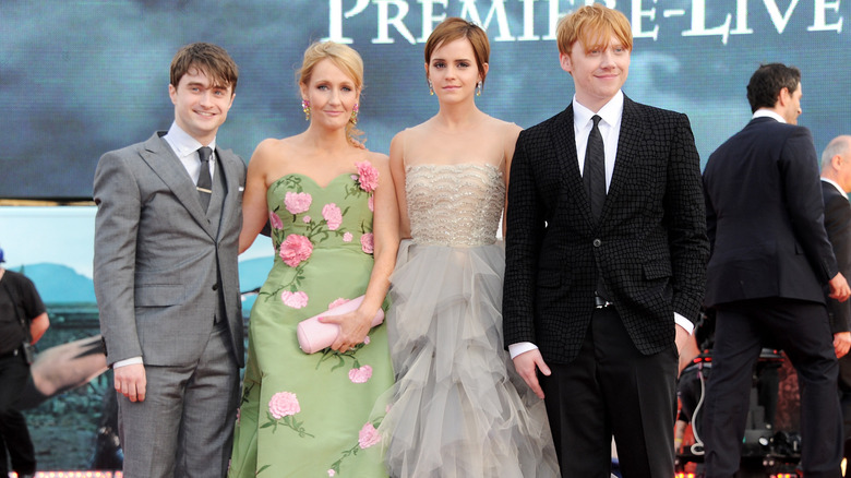 Cast and Rowling pose at event 