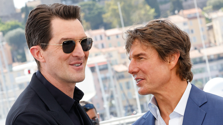 Tom Cruise talking to Joseph Kosinski