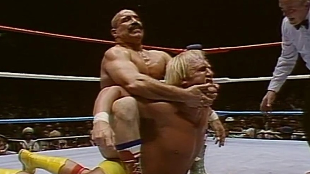 Sheik puts Hogan in camel clutch, makes him humble