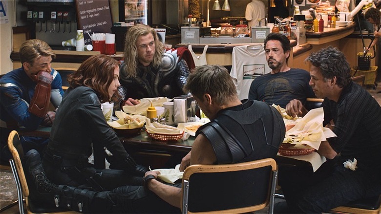 The Avengers thử shawarma