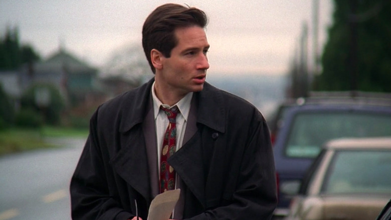 Fox Mulder's big jacket in The X-Files, walking