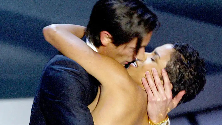 Brody kissing Berry at Oscars