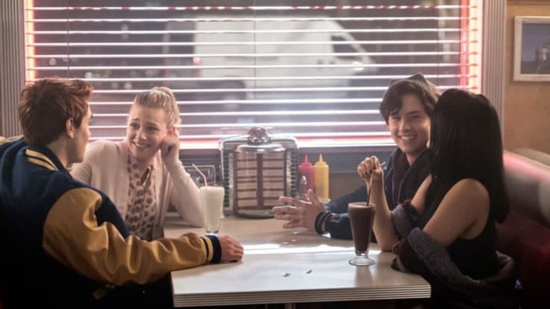 Jughead, Archie, Veronica, Betty in diner booth 