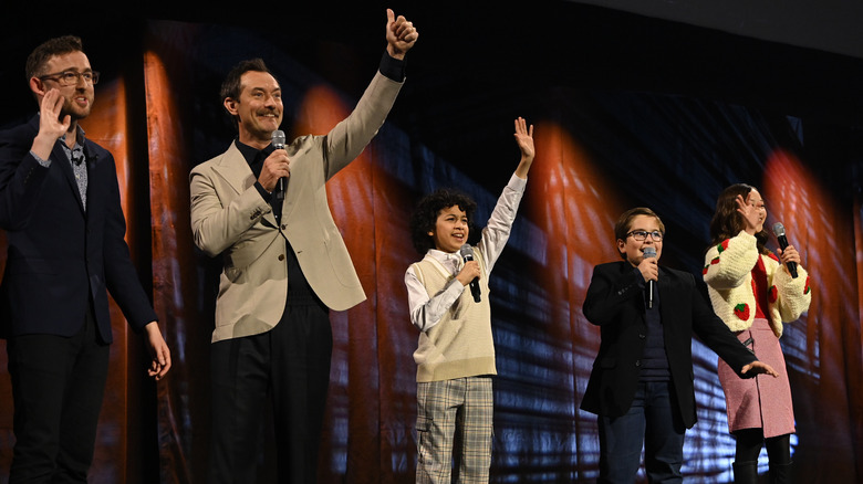 The cast of Star Wars Skeleton Crew waving