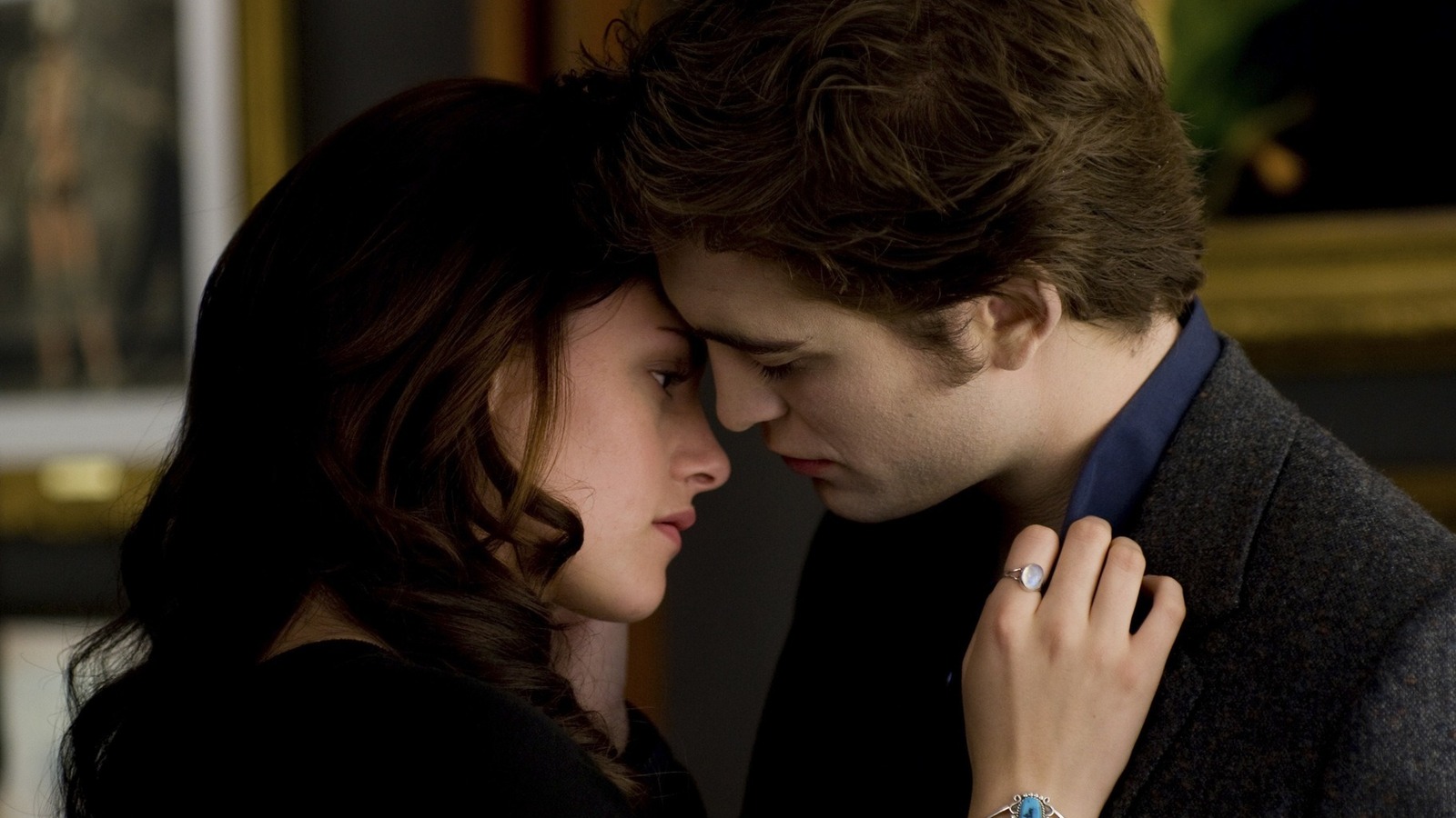 edward and bella kissing in new moon