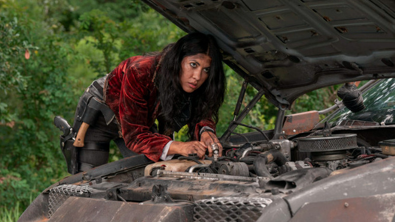 Quiet fixing a car