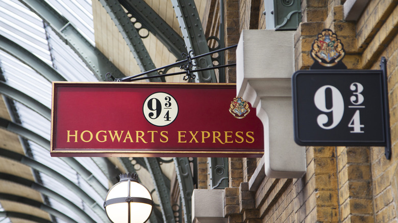 Platform 9 3/4 Sign at Hogwarts Express