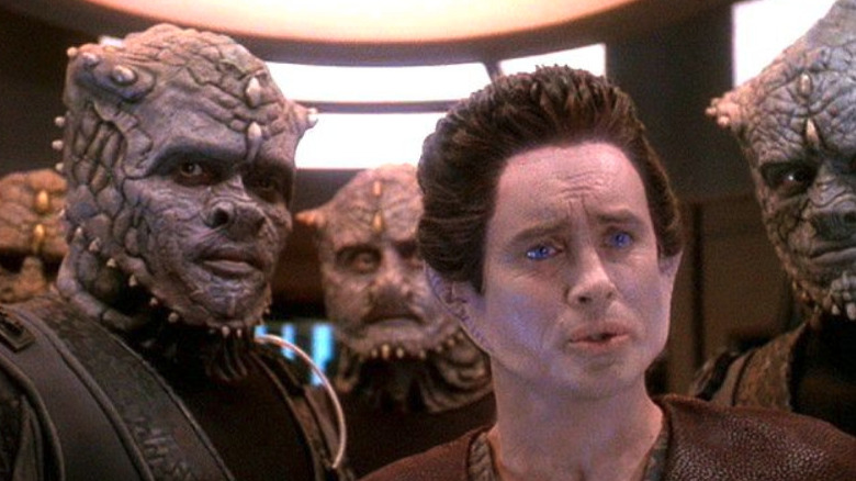 Weyoun stands with Jem'Hadar soldiers