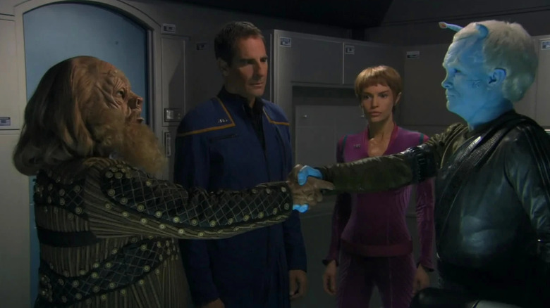 Shran and a Tellarite shake hands