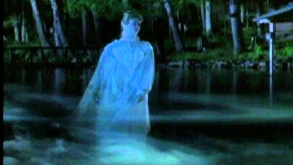 Dramatic reenactment of a ghost sighting on Unsolved Mysteries