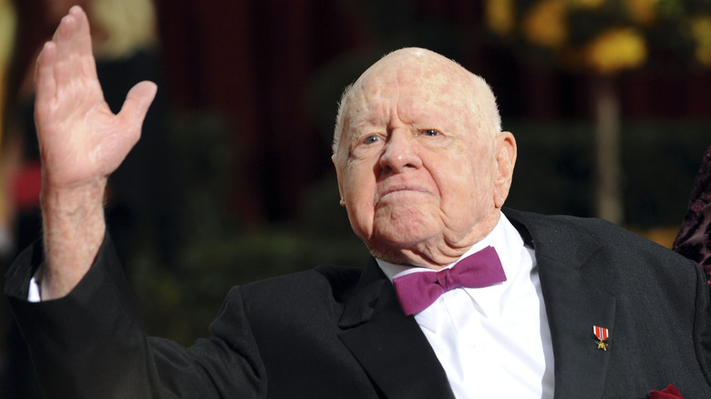 Mickey Rooney raises a hand at 81st Annual Academy Awards in 2009