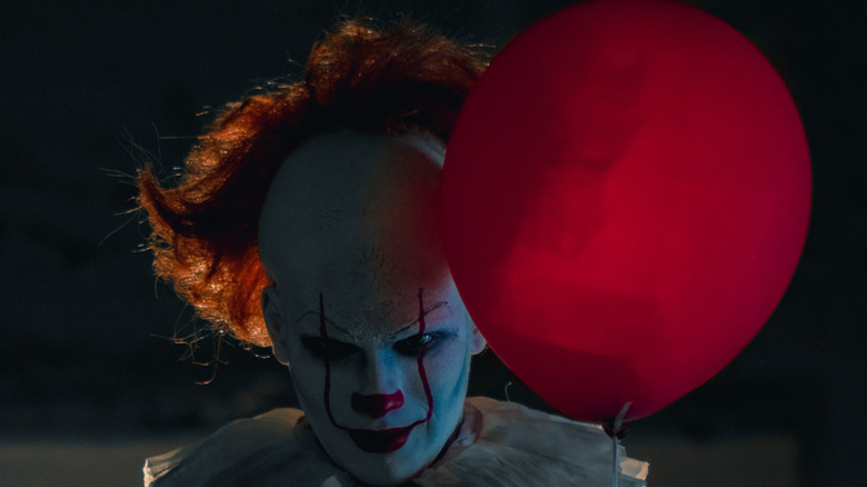 Pennywise holding balloon