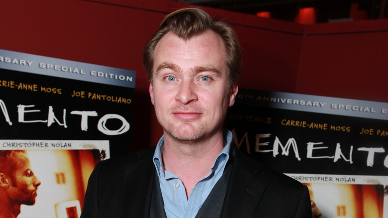 Christopher Nolan posing at Memento premiere