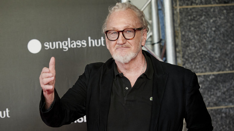 Robert Englund holding his hand out