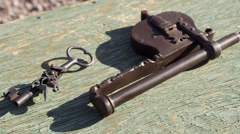 The 17th-century padlock key gun