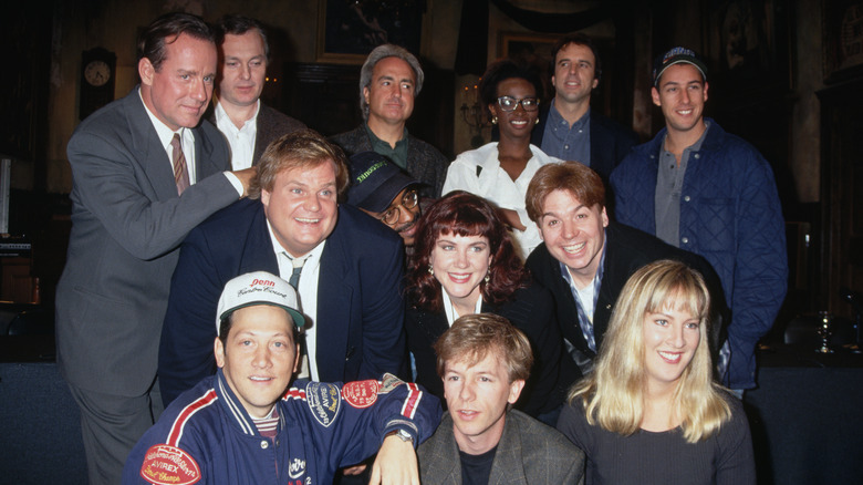 The 1993 cast of SNL posing for a photo