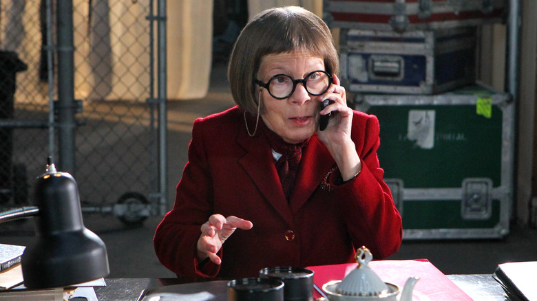 Hetty chatting on phone