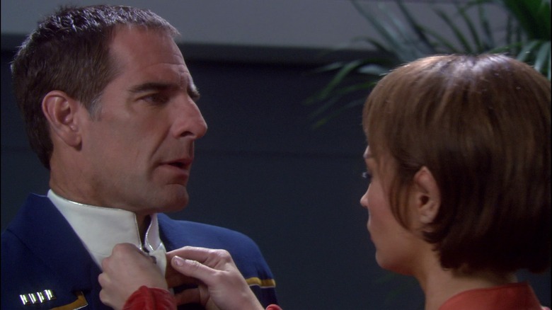 T'Pol ties Archer's tie