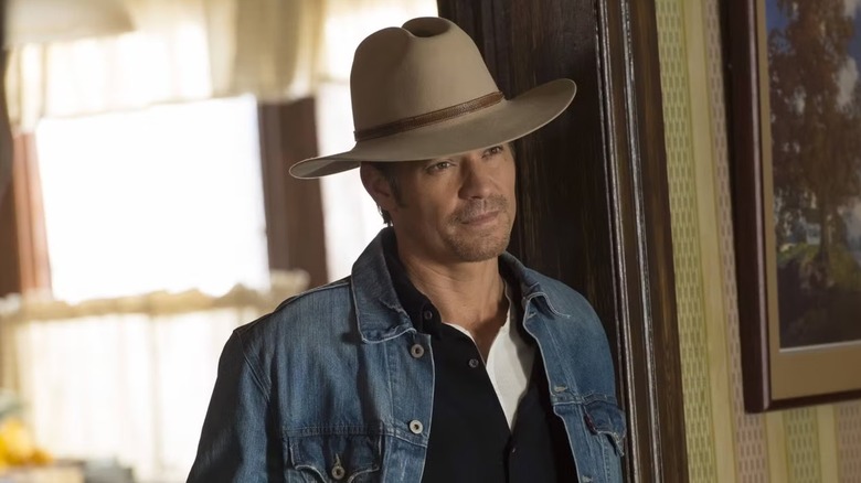 Raylan leaning against a door frame in "Justified."