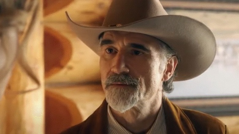 Elias Koteas in a cowboy hat