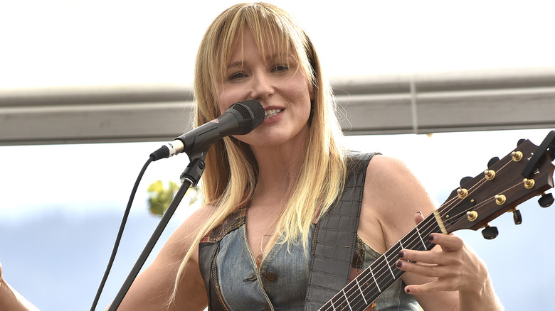 Jewel performing onstage