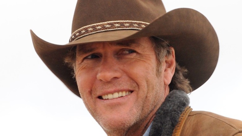 Robert Taylor wears a cowboy hat
