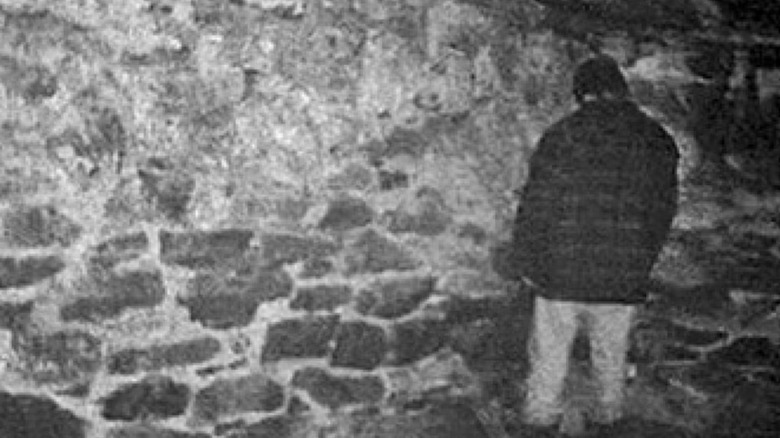 Michael stands in the corner in "The Blair Witch Project" (1999)