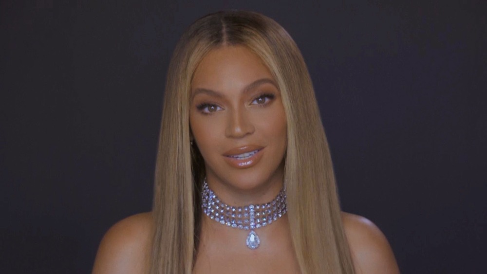 Beyoncé in necklace