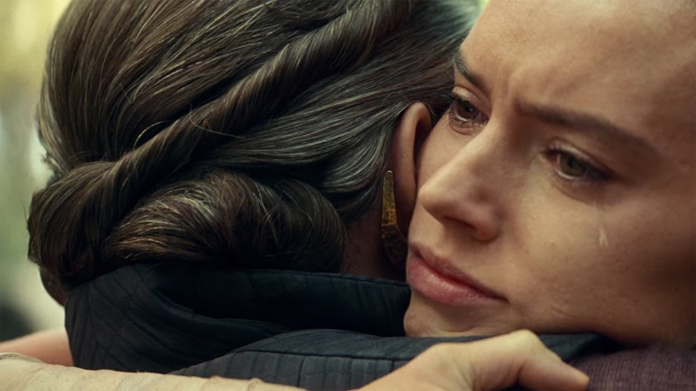 Rey and Leia hug in The Rise of Skywalker