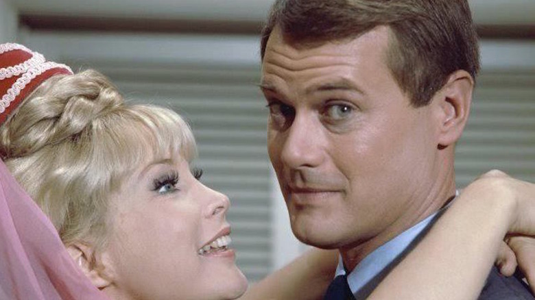 Barbara Eden and Larry Hagman (r)