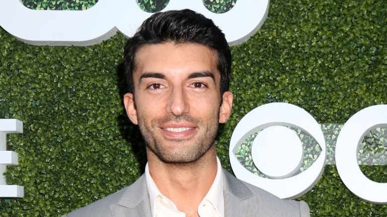 Justin Baldoni smiling on red carpet