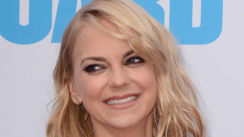 Anna Faris smiles and looks to the side 