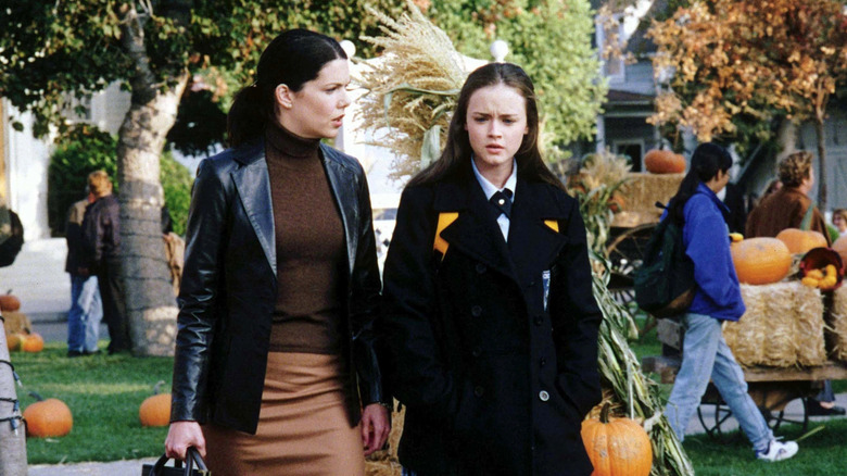 Lorelai and Rory walking in Stars Hollow Gilmore Girls